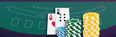 Dealer profesional surgalotre Dealer profesional surgalotre menangani kartu dalam sesi No Commission Baccarat langsung